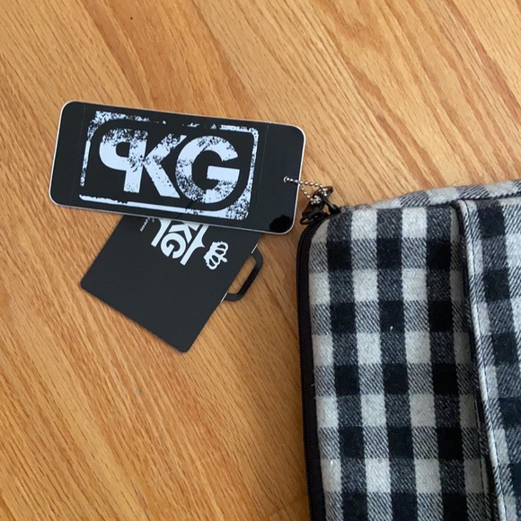 PKG 16 inch Laptop Case - Picture 4 of 4